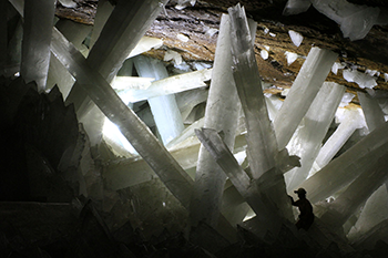 350_inline_CJ_cave_science_gypsum_crystals.png