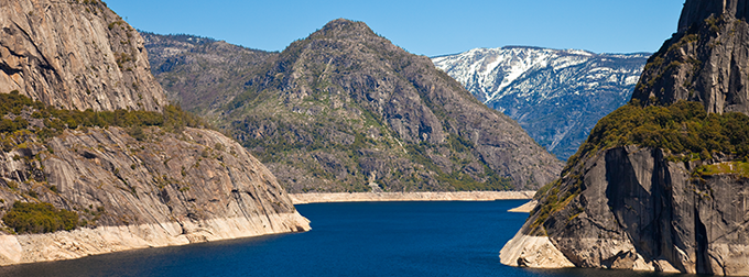 a photo of the Hetch Hetchy reservoir in California showing how water levels have been dropping