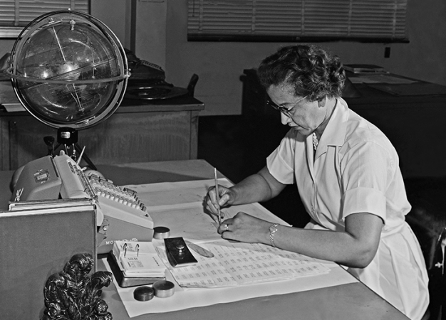 730_Katherine-Johnson-at-her-desk-1962.png