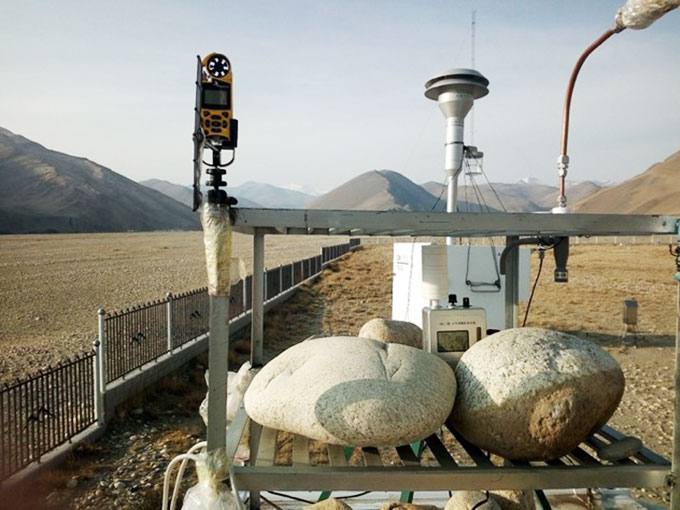 a photo of a weather station