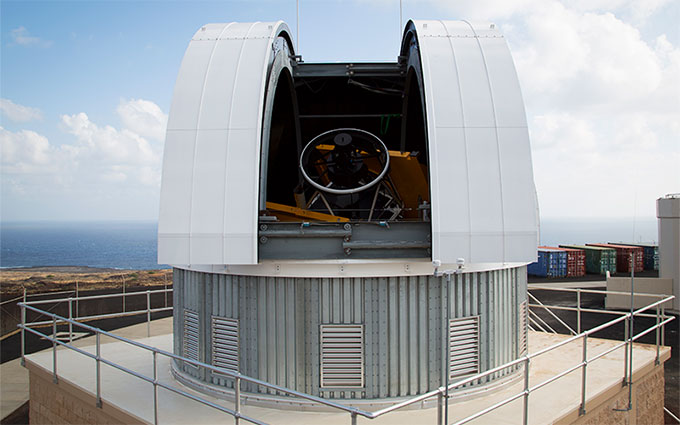a photo of a very large optical telescope